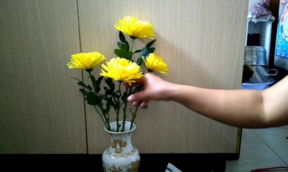 Cảnh báo đặc biệt tới các gia đình đang cắm hoa cúc trên bàn thờ ngày Rằm, mùng 1