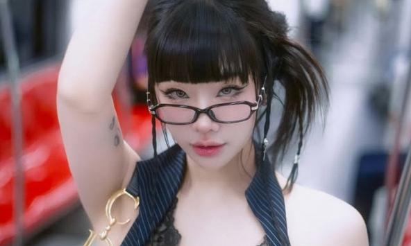 Chụp ảnh trên tàu điện, hot girl bất ngờ viral nhờ phong cách giống hệt nhân vật game