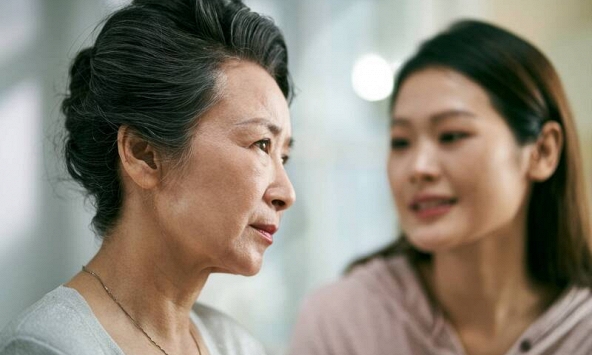 Cụ bà 75 tuổi cứ chiều tối lại đòi 'đi tìm bố mẹ', bác sĩ chỉ ra hội chứng ít người biết, gia đình cần làm ngay 10 điều