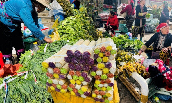 Đi du lịch Tây Bắc đầu năm, đừng quên ghé chợ phiên: Ôm 'kho báu' nấm quý, mật rừng, rau sạch về xuôi với giá hợp lý cũng mua được!