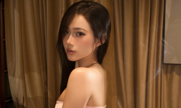 Đu trend 'em ghệ tone hồng' cực dính, hot girl khiến MXH bùng nổ