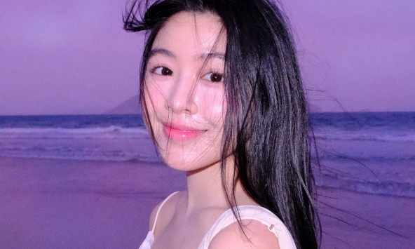 Lọ Lem không mặc bikini, ra biển vẫn là 'thần'!