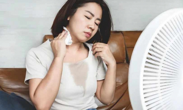 'Mới 38 tuổi đã bốc hỏa, mất ngủ': Bác sĩ nói tiền mãn kinh có thể đến sớm hơn nhiều so với những gì chị em nghĩ