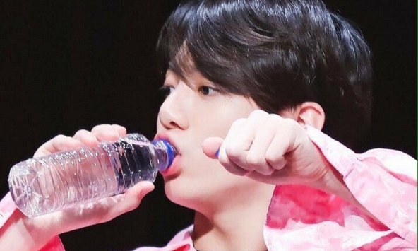 Cánh đàn ông cần uống bao nhiêu nước mỗi ngày để da đẹp, môi mềm?