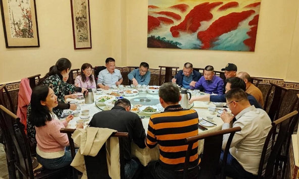 Đi họp lớp được hỏi đến bằng xe gì, tôi trả lời đi xe buýt: Về đến nhà, nhận được tin nhắn cả đời không thể quên