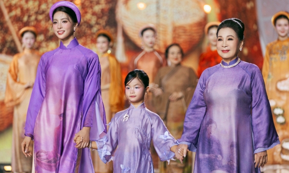 Hàng trăm nghệ sĩ, hoa hậu cùng  tôn vinh áo dài trên đường đi bộ Nguyễn Huệ 