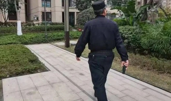 Phát hiện bảo vệ 30 tuổi lương thấp nhưng chi hơn 57 triệu đồng/tháng thuê tài xế riêng, cảnh sát vào cuộc điều tra ra sự thật bất ngờ