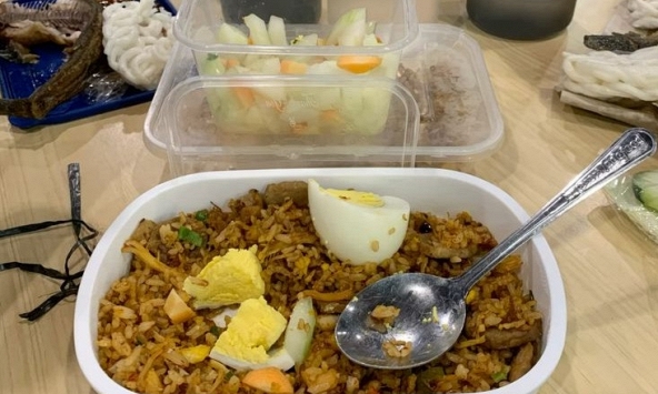 Bác sĩ cảnh báo: Hạt vi nhựa có thể 'chất đầy' não nếu làm việc này khi ăn, rất quen với dân văn phòng