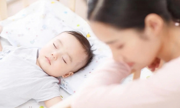 Em bé 7 tháng tuổi bò tới ôm mẹ đang khóc: Đứa trẻ sẽ dùng hành động ban sơ nhất để thể hiện thứ tình yêu đơn giản nhất