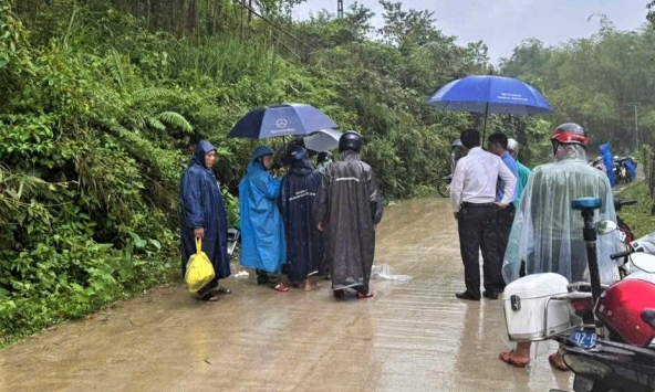 Áo mưa cuốn vào bánh xe máy, người mẹ 25 tuổi tử vong thương tâm trên đường đưa con đi học về