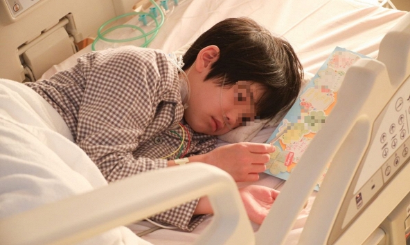 Bé trai 12 tuổi mắc ung thư trực tràng giai đoạn cuối, bác sĩ: Bố mẹ là 'đồng phạm', chiều quá hoá hại con