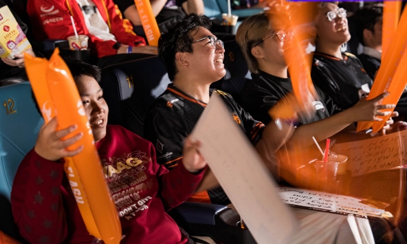 Bùng nổ Watch Party siêu kinh điển: Fan Liên Quân thủ đô chứng kiến FPT Flash nhấn chìm Saigon Phantom