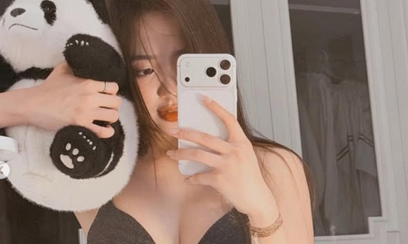 Chẳng cần 'background' biển cả, hot girl Lê Phương Anh vẫn diện nội y thả dáng 'khét lẹt'