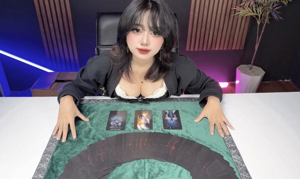 Đăng ảnh xem Tarot quá gợi cảm, nữ trọng tài VCS dính liên hoàn drama