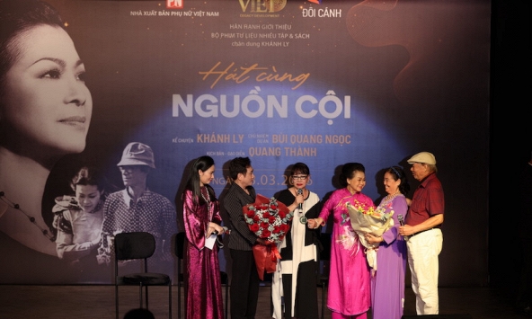 Danh ca Khánh Ly ra mắt dự án sách và phim nhân sinh nhật tuổi 81