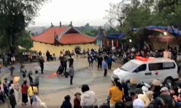Đô vật bất ngờ bị chấn thương khi thi đấu tại lễ hội vật ở Hà Nội, phải đưa đi bệnh viện: Tình hình sức khỏe ra sao?