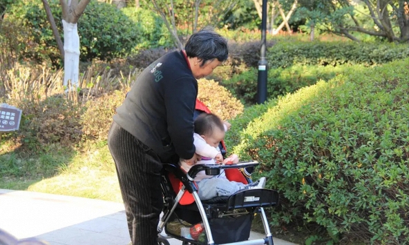 “Nếu có thể, đừng để bà ngoại trông cháu”: Một bà mẹ trẻ rơi nước mắt khi nói ra 3 lý do, nghe mà xót xa