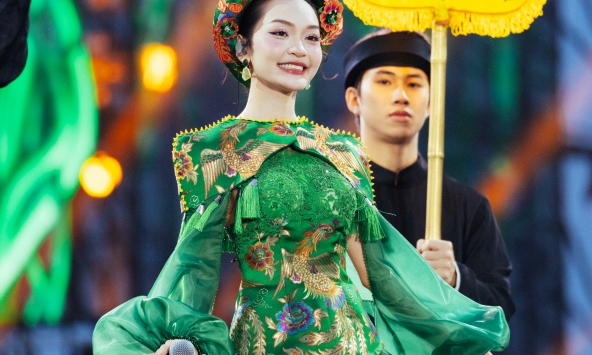 “Ngọc nữ Quan họ” SN 2004 mang cả đoàn rước 12 ngựa, tái hiện lễ hội Bắc Bộ tại sân khấu có 50.000 khán giả