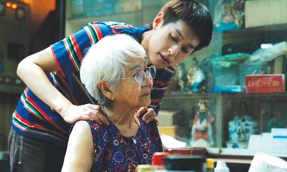 'Ở cùng bà ngoại lâu như vậy, anh có thấy mùi gì không?' và câu chuyện về 'mùi người già'