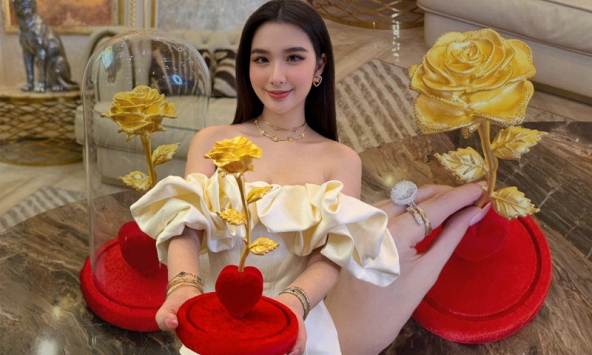 'Phú bà showbiz' khoe được tặng hoa hồng bằng vàng 9999, netizen thi nhau đoán giá