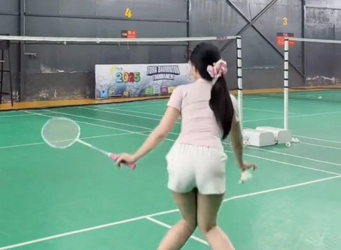 'Ưỡn ẹo' trên sân cầu lông, hot girl khiến người xem 'ngứa mắt' không chịu nổi với chiêu trò câu view