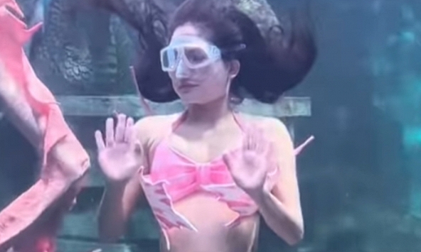 Bị khán giả giơ 'ngón tay thối', hot girl tiên cá có pha xử lý cực khéo