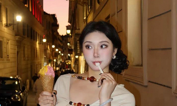 Bông hồng lai người Úc khiến fan mê mệt vì mặc đồ Âu hay Á đều là “cực phẩm”