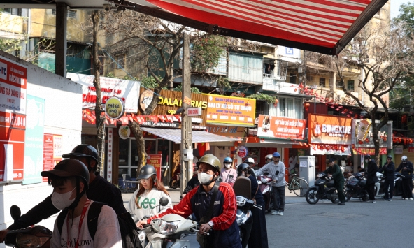 Cây xăng đông nghịt từ sáng đến tối: Vì sao nhiều người tranh thủ đổ đầy bình?