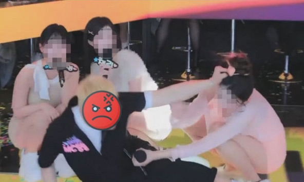 'MC quốc dân' thẳng tay đánh phụ nữ trên livestream gây phẫn nộ