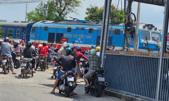 Cục CSGT lên tiếng về clip 'ma che mắt' loạt tài xế vượt đường ray tàu hỏa khi chuông báo