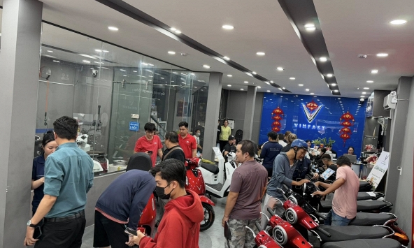 Người Việt đổ xô đi mua xe máy điện, nhiều đại lý thông báo 'cháy hàng' 