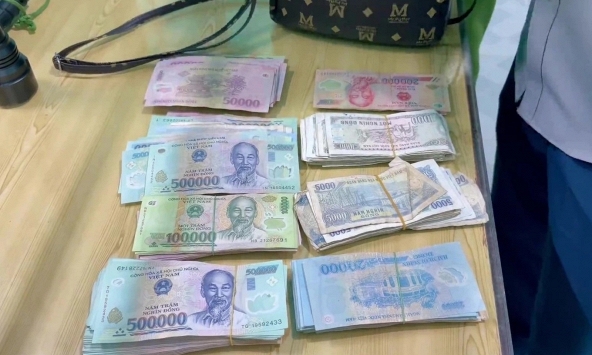 Phát hiện chiếc túi chứa đầy tiền mệnh giá 500k, 200k, 100k, 50k… thanh niên nhặt được lập tức chạy thẳng đến nơi này