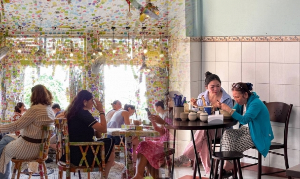 'Rớt đũa có ngay đôi mới, ăn bún đậu xe máy đã dắt sẵn quay đầu' - TP.HCM làm dịch vụ tinh tế cỡ này!