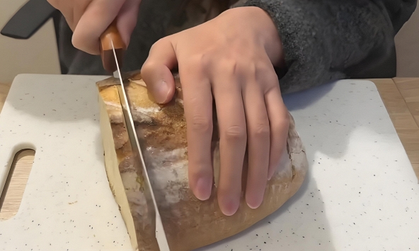 Video nữ du học sinh Hungary 'vật lộn' cưa ổ bánh mì cứng như đá thu hút 40 triệu lượt xem