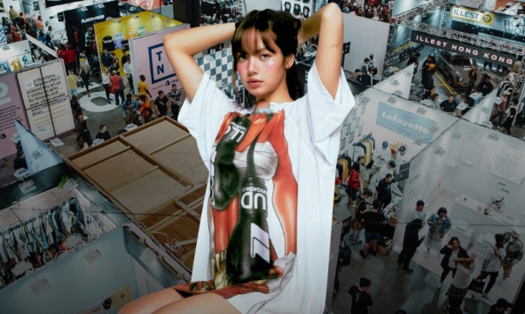 Lisa sắp bán quần áo ở hội chợ