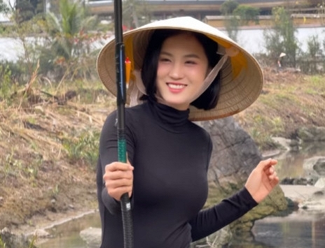Nữ gymer 'bỏ tập' đi câu cá, lập tức hút cả triệu view từ anh em 'cần thủ'