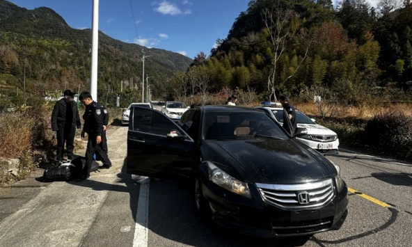 Phát hiện hơn 11,4 tỷ đồng tiền mặt trên 1 chiếc ô tô không có biển số