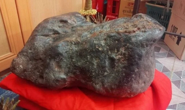Tảng đá hình con ếch trong cửa hàng bỗng xuất hiện vệt vàng lạ sau Tết, người dân kéo đến xem kín nhà