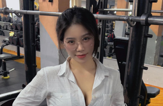 'Thoát vai' nữ gymer quen mặt, hot girl thả dáng dịu dàng khiến người xem ngỡ ngàng vì... không quen