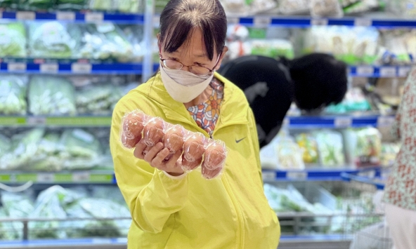 Xăng dầu tăng nóng, siêu thị giảm giá 50% ổn định sức mua