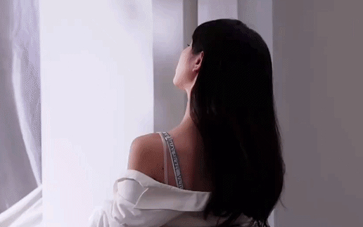 Mỹ nhân chỉ nặng 45kg mà vác cả con heo lẫn cõng bạn diễn 1m90, mặt và body chả liên quan gì đến nhau