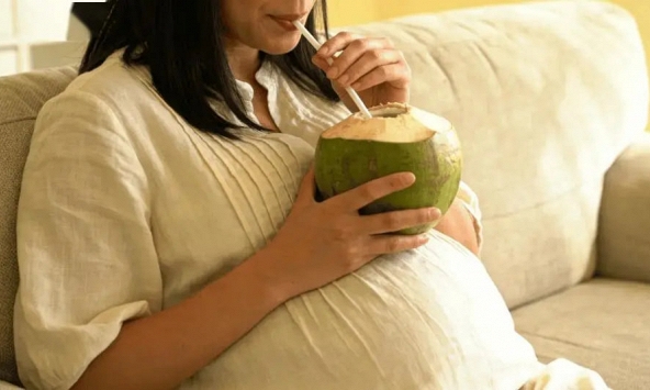 Có nên uống nhiều nước dừa để tăng lượng nước ối?