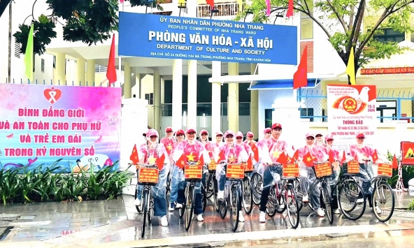 Cử tri Khánh Hòa hân hoan tham gia Ngày hội non sông