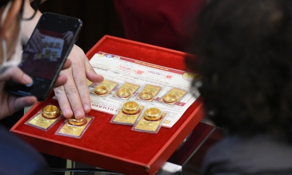 Giá vàng giảm mạnh, người mua vàng cách đây 1 tuần đã lỗ hơn 5 triệu đồng/lượng
