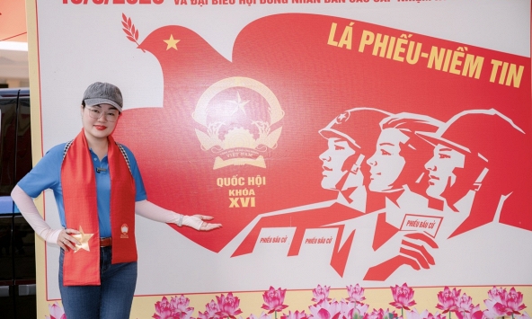 Hoa hậu Hoàng Thanh Nga đạp xe tuyên truyền bầu cử, lan tỏa tinh thần trách nhiệm công dân