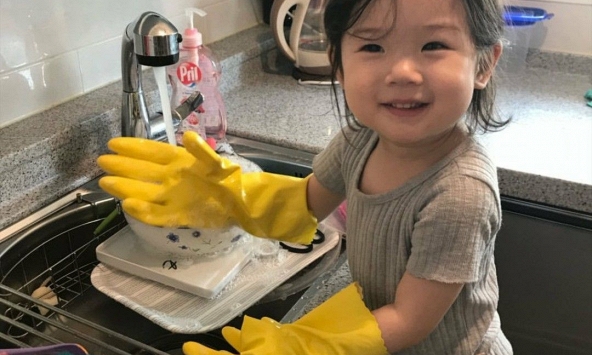 Những việc trẻ tự làm được, cha mẹ đừng vội làm thay: Điều quan trọng cần nhớ khi nuôi dạy con