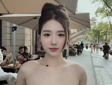 Quay video 'chill' giữa phố, hot girl bất ngờ viral nhờ một chi tiết gây chú ý