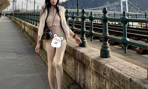 Bó sát lại còn màu nude, bộ trang phục thị phi khiến chính chủ lộ khoảnh khắc nhạy cảm giữa phố. Thời trang hay thảm họa?