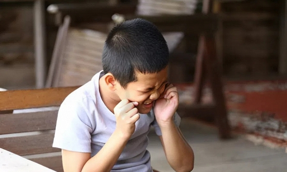 'Chỉ bị đánh 2 cái bằng thước kẻ,sao đứa trẻ này đã nghĩ quẩn?” - Hóa ra có một kiểu sỉ nhục có thể phá hủy não bộ!