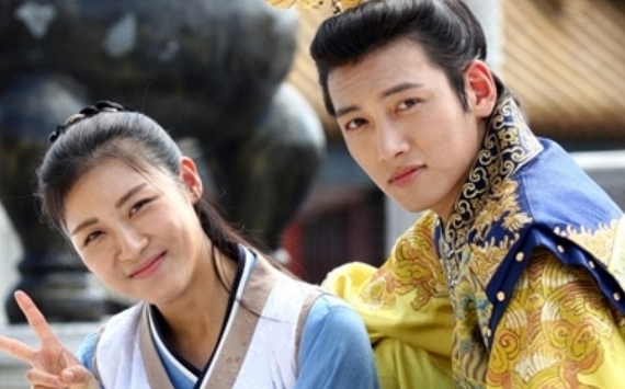 Tiết lộ của Ha Ji Won về chuyện yêu đương: Thích hẹn hò với “phi công trẻ”